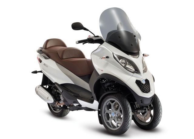H πρώτη τρίτροχη μοτοσικλέτα, η Piaggio MP3 προσφέρεται με μοτέρ 300 κ.εκ.