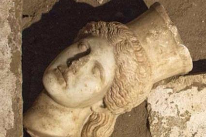 «Αυτό το μνημείο θα μας τρελάνει»: Τα αινίγματα μετά την ανακάλυψη της κεφαλής της Σφίγγας