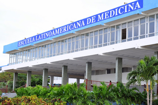 Ο Κουτσούμπας στη Λατινοαμερικανική Σχολή Ιατρικής στην Κούβα