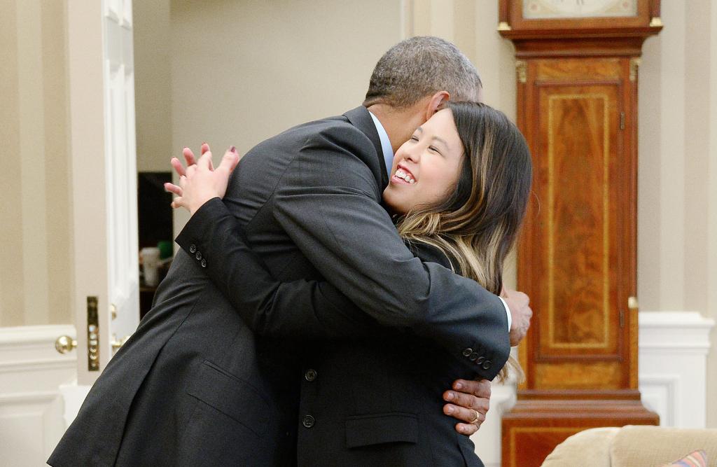Τη νοσοκόμα που «νίκησε» τον Εμπολα αγκάλιασε ο Ομπάμα