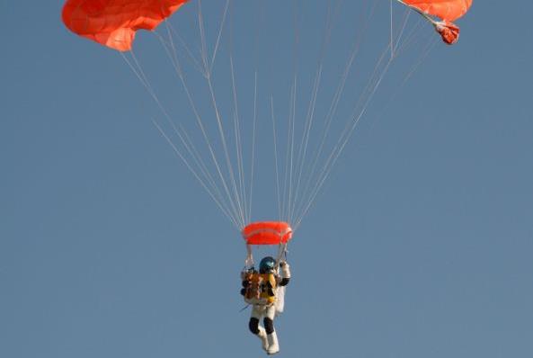 Αλμα από τη στρατόσφαιρα: 57χρονος έσπασε κάθε ρεκόρ ελεύθερης πτώσης