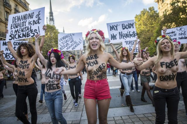 Γυμνή διαμαρτυρία των Femen στο Δικαστικό Μέγαρο στο Παρίσι