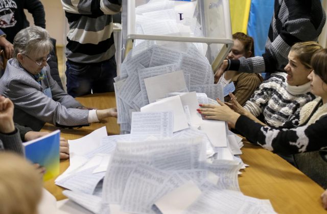 Επιφυλακτικός ο ρωσικός τύπος για τη νίκη των φιλοδυτικών στις ουκρανικές βουλευτικές εκλογές