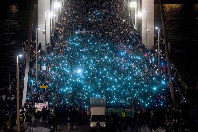 «Οχι» στον φόρο του Internet φώναξαν χιλιάδες Ούγγροι την 28η Οκτωβρίου