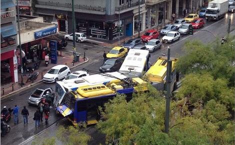 Δύο τραυματίες από σύγκρουση λεωφορείου με τρόλεϊ στην πλατεία Κολιάτσου
