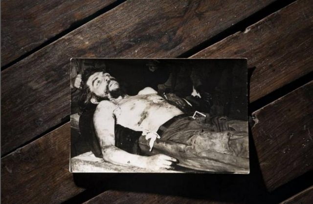 Αγνωστες φωτογραφίες της σορού του Τσε βρέθηκαν σε κουτί πούρων