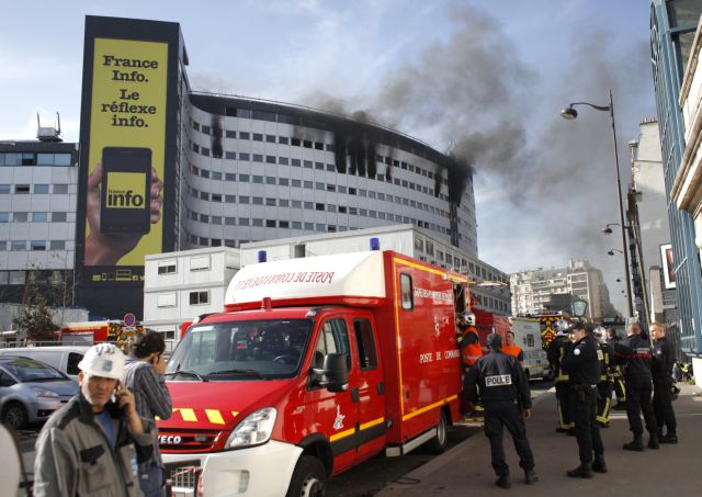 Παρίσι: Πυρκαγιά κατέκαψε τον τελευταίο όροφο της κρατικής ραδιοφωνίας