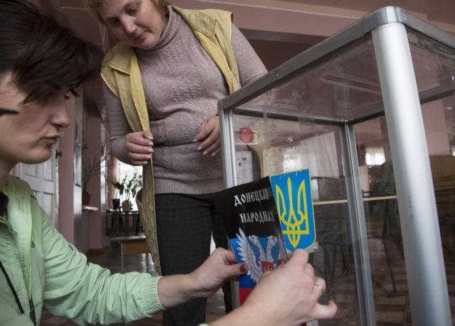 Μέρκελ προς Πούτιν: «Παράνομες οι εκλογές στην ανατολική Ουκρανία»