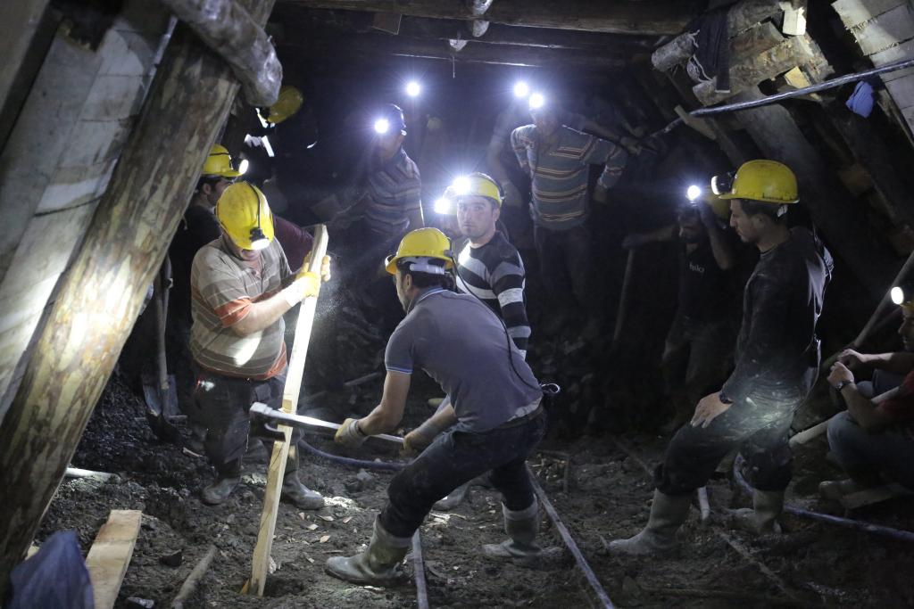 Τουρκία: Δεκαεπτά νεκροί σε τροχαίο δυστύχημα και 18 ανθρακωρύχοι παγιδευμένοι σε ορυχείο