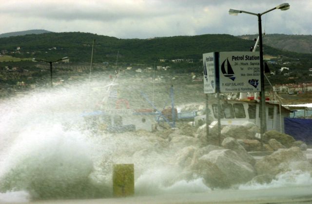 Κόπηκαν οι κάβοι από πλοίο λόγω των ισχυρών ανέμων χθες στο Λαύριο