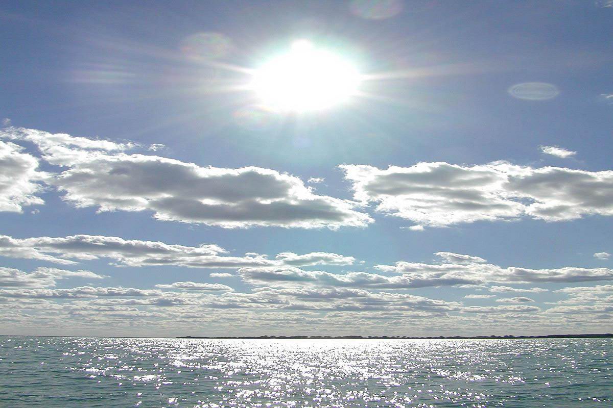 Καιρός: Ηλιοφάνεια και ζέστη - Που θα βρέξει Βελτιώνεται ο καιρός τη Δευτέρα: Ηλιος με τοπικές νεφώσεις στις ...