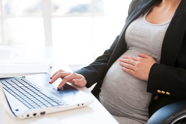 Ηράκλειο: Εγκυος καταγγέλλει εργοδότη ότι της ζητά να κάνει έκτρωση για να κρατήσει τη δουλειά της