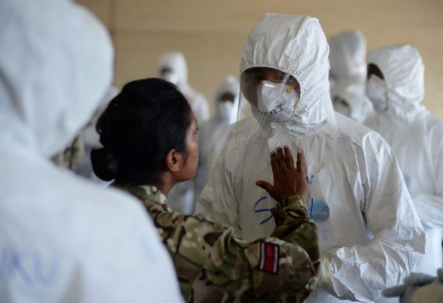 Σιέρα Λεόνε: Ο πρόεδρος της χώρας τιμώρησε συγγενείς του επειδή αγνόησαν μέτρα κατά του Εμπολα