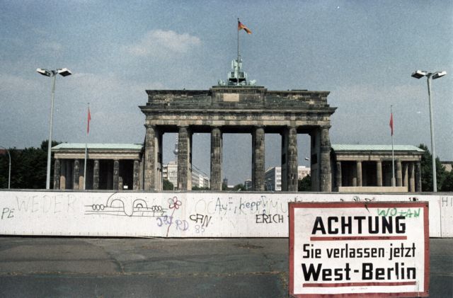 Η Μέρκελ εγκωμιάζει το «θάρρος» των κινημάτων 25 χρόνια μετά την πτώση του Τείχους