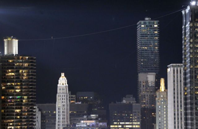Βόλτα στους ουρανοξύστες του Σικάγο σε τεντωμένο σχοινί και χωρίς δίχτυ