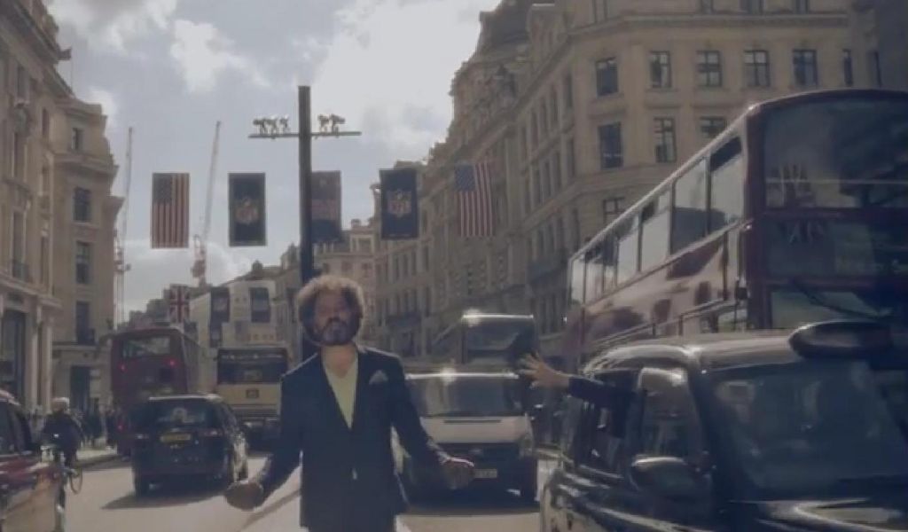 Υπάρχει μια… μούτζα στο διαφημιστικό των Jumbo στο Λονδίνο;