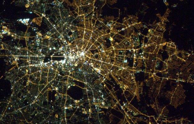 Βερολίνο, 25 χρόνια μετά: Το Τείχος είναι ακόμα «ορατό» από το Διάστημα