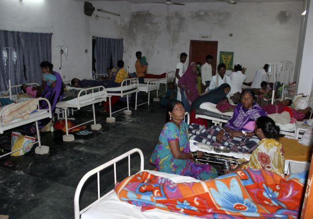 Ινδία: Σκουριασμένα χειρουργικά εργαλεία χρησιμοποιήθηκαν στο κέντρο στειρώσεων όπου πέθαναν 13 γυναίκες