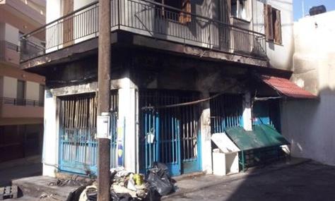 Γείτονες ξαναφτιάχνουν το μαγαζάκι των μεταναστών που κάηκε στο Ηράκλειο