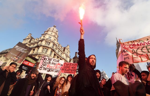 Ταραχές ξέσπασαν κατά τη διάρκεια πορείας φοιτητών στο Λονδίνο