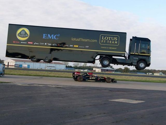 Το Ρεκόρ Γκίνες άλματος με φορτηγό ανήκει σε ομάδα της Formula 1