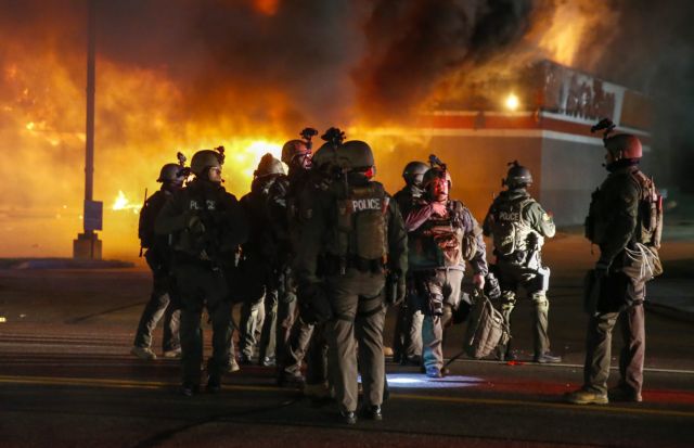 ΗΠΑ: Δυνάμεις της Εθνοφρουράς ενισχύουν την αστυνομία στο Φέργκιουσον
