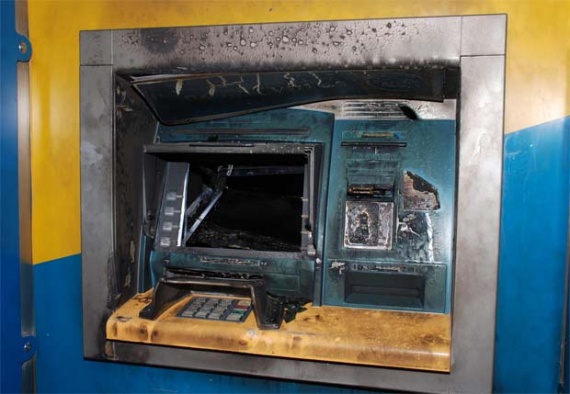 Αθήνα: Νυχτερινό μπαράζ εμπρηστικών επιθέσεων σε μηχανήματα τραπεζών, αυτοκίνητα και γραφεία της ΝΔ