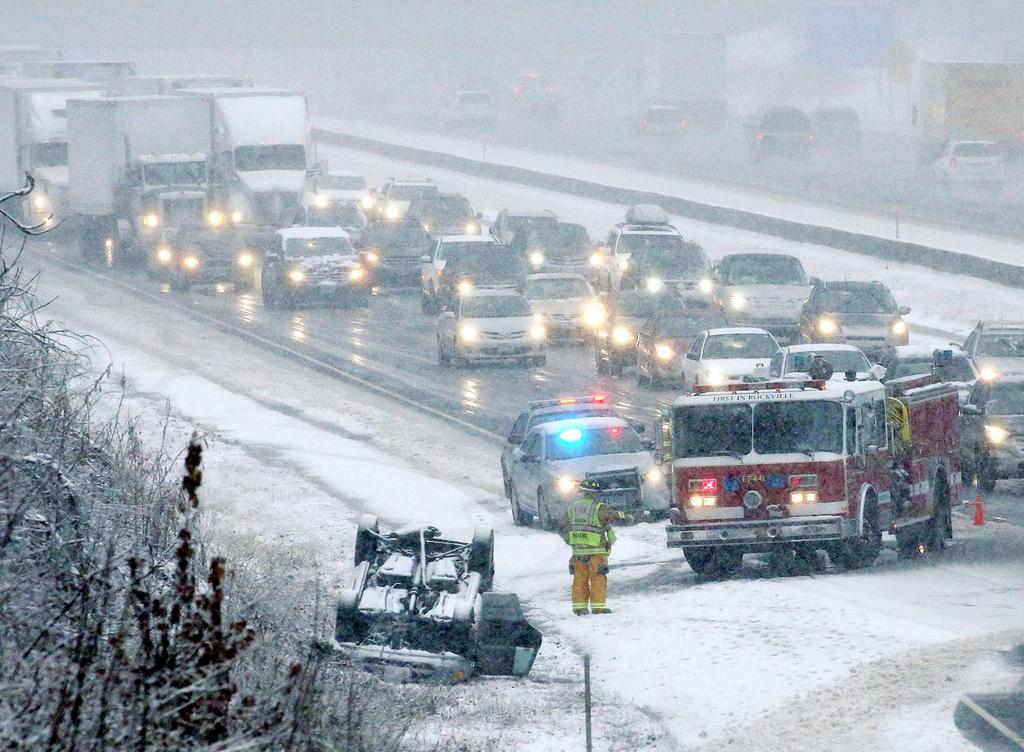 Χωρίς ρεύμα έμειναν 300.000 Αμερικανοί λόγω χιονοθύελλας ανήμερα των Ευχαριστιών