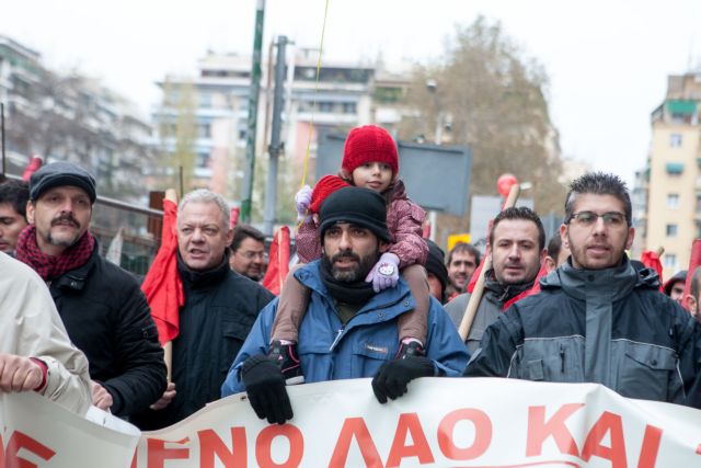 Υπό βροχή τα απεργιακά συλλαλητήρια στη Θεσσαλονίκη