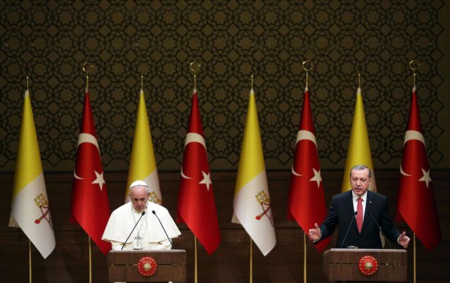 Τον θρησκευτικό φανατισμό καταδίκασε ο Πάπας από την Τουρκία