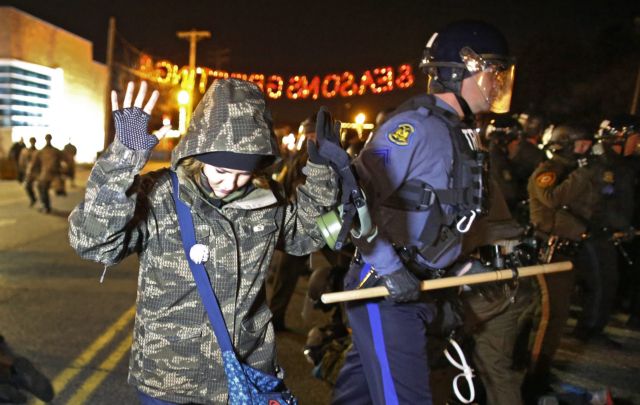 Διαδηλώσεις με 15 συλλήψεις στο Φέργκιουσον