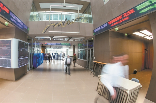 Εγκλωβισμένο και αδύναμο παραμένει το Χρηματιστήριο της Αθήνας