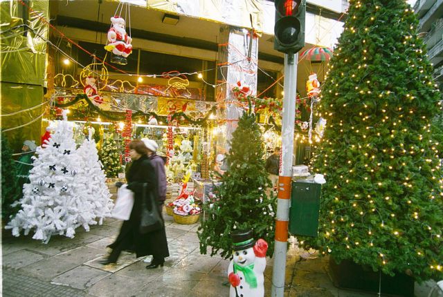 Λιγότερα χρήματα θα ξοδέψουν φέτος οι Ελληνες για τις χριστουγεννιάτικες αγορές τους