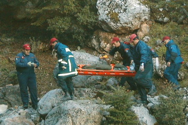 Ολυμπος: Επιχείρηση διάσωσης τραυματισμένου πεζοπόρου από χαράδρα 500 μέτρων