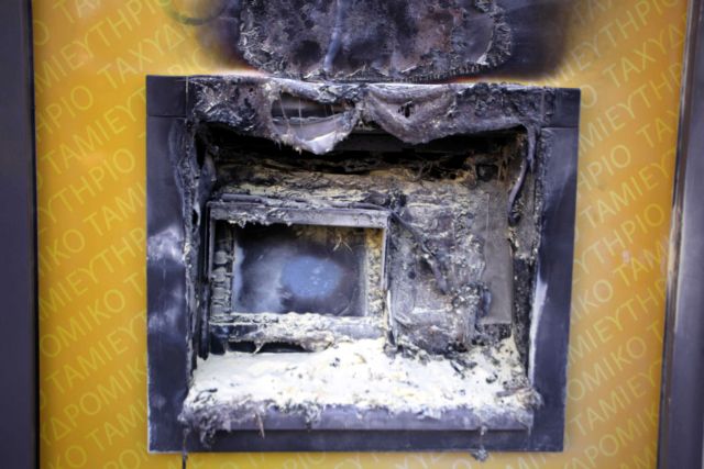 Μπαράζ εμπρηστικών επιθέσεων στην Αθήνα