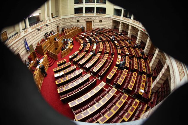 Αντιδράσεις και αποχωρήσεις από τη Βουλή για το μπαράζ τροπολογιών | tanea.gr