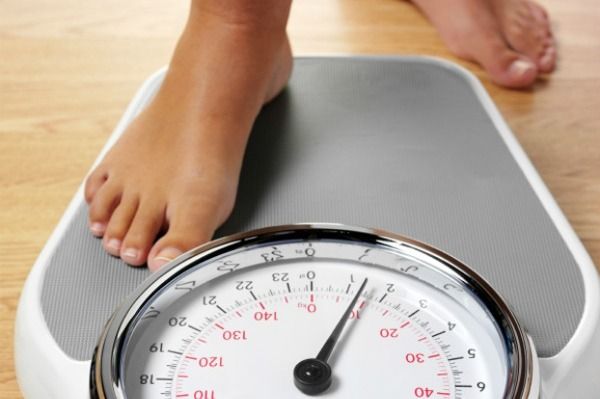 «Να ζυγίζεστε κάθε Τετάρτη αν θέλετε να χάσετε βάρος», συμβουλεύουν ερευνητές