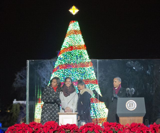 Η οικογένεια Ομπάμα άναψε το χριστουγεννιάτικο δέντρο στην Ουάσινγκτον