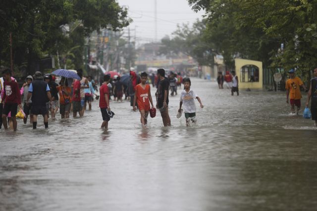 Χιλιάδες Φιλιππινέζοι επιστρέφουν στα σπίτια τους καθώς εξασθένισε η ένταση του τυφώνα Χαγκοπίτ