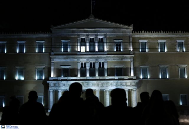 WSJ: «Η πολιτική αβεβαιότητα στην Ελλάδα εξασθενεί το ευρώ και συνεχίζει να πλήττει οικονομικά τη χώρα»