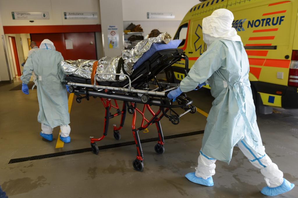 Στους 6.583 ανέρχεται ο αριθμός των νεκρών από την επιδημία του ιού Εμπολα