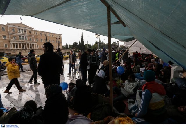 Με επέμβαση της αστυνομίας απομακρύνθηκαν οι σύροι πρόσφυγες από την πλατεία Συντάγματος