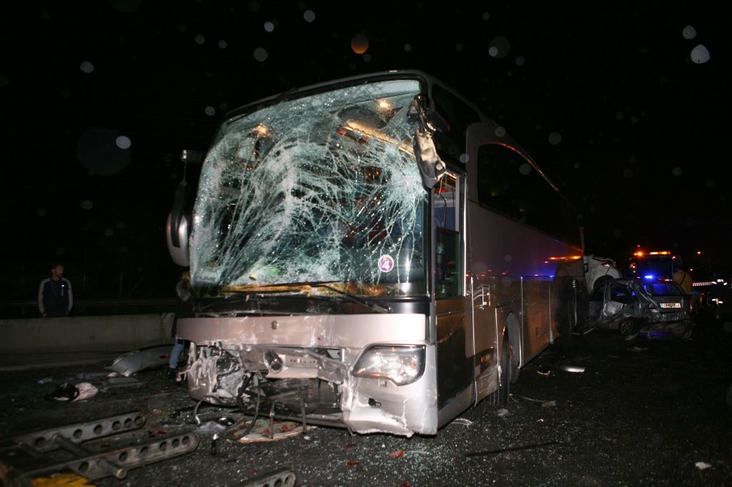 Μια νεκρή και αρκετοί τραυματίες σε καραμπόλα 35 οχημάτων στο Σχηματάρι
