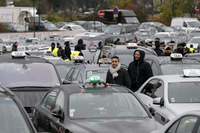 Ταξί «πολιορκούν» το Παρίσι κατά της Uber – απαγορεύεται το UberPOP το 2015