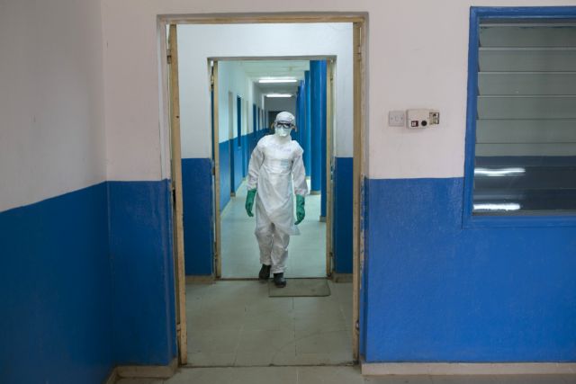 ΠΟΥ: Ξεπέρασαν τους 7.000 οι νεκροί από τον ιό Εμπολα