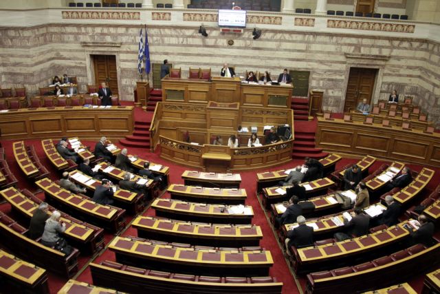Στη Βουλή δεκάδες διατάξεις για παράταση της απόσυρσης ΙΧ, φορολογικά και τραπεζικά θέματα