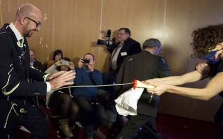 Με τηγανιτές πατάτες και μαγιονέζα περιέλουσαν δύο ακτιβίστριες τον πρωθυπουργό του Βελγίου