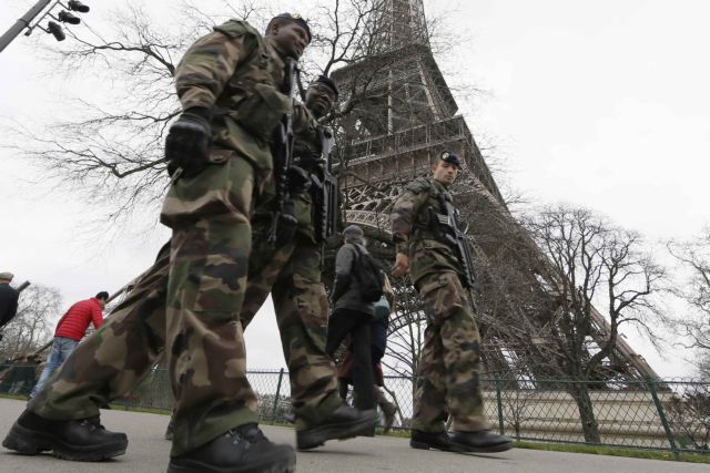Με επιπλέον 300 στρατιώτες ενισχύει η Γαλλία την προστασία των δημόσιων χώρων