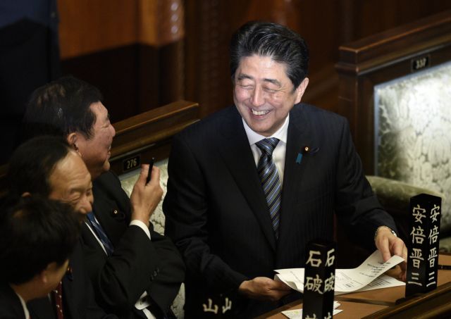 Ιαπωνία: Επανεξελέγη πρωθυπουργός ο Σίνζο Αμπε