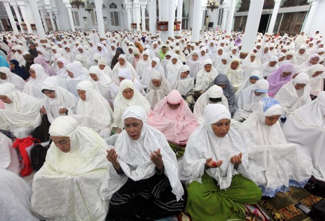 Ινδονησία: Χιλιάδες πιστοί προσευχήθηκαν για τα θύματα από το τσουνάμι του 2004